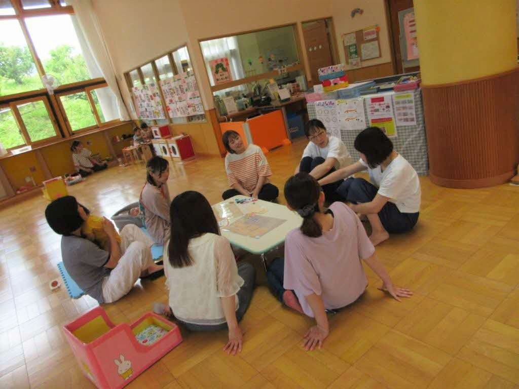 たんぽぽの日のお話会で、お母さんたちがおしゃべりを楽しんでいる様子