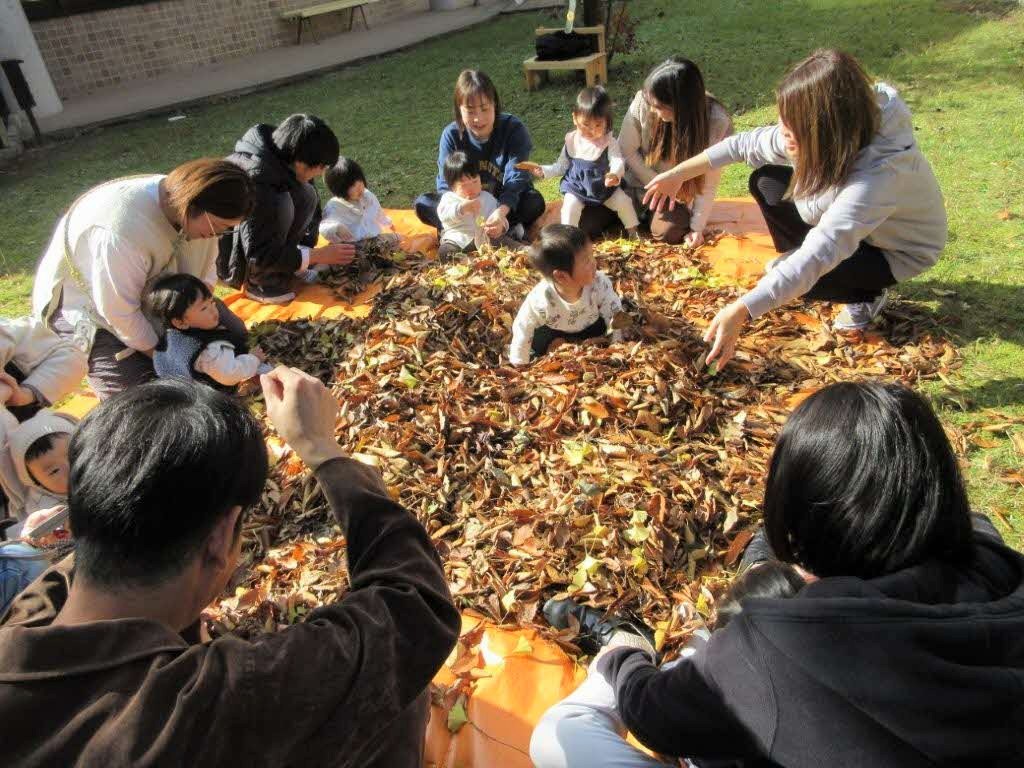 ちびあおむしくんの日の事業で秋の自然を楽しんでいる様子