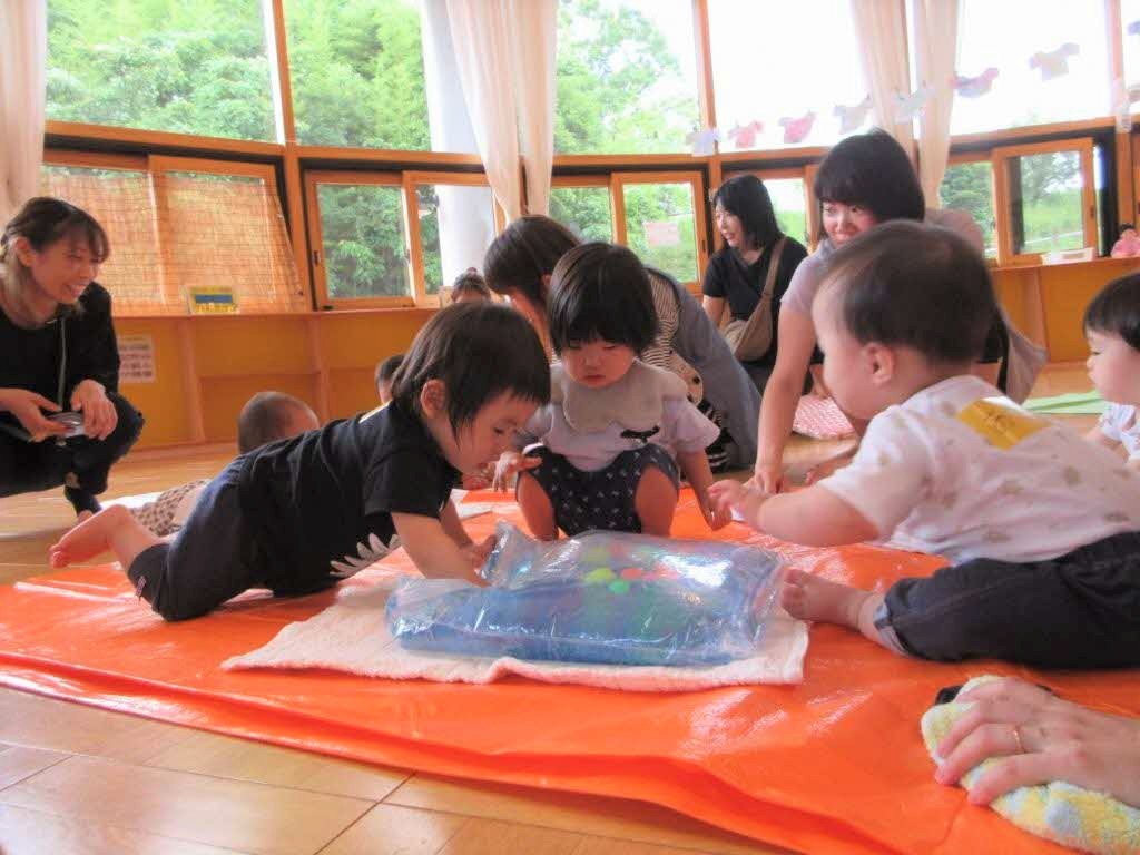 ちびあおむしくんの日の事業で感触遊びを楽しんでいる様子