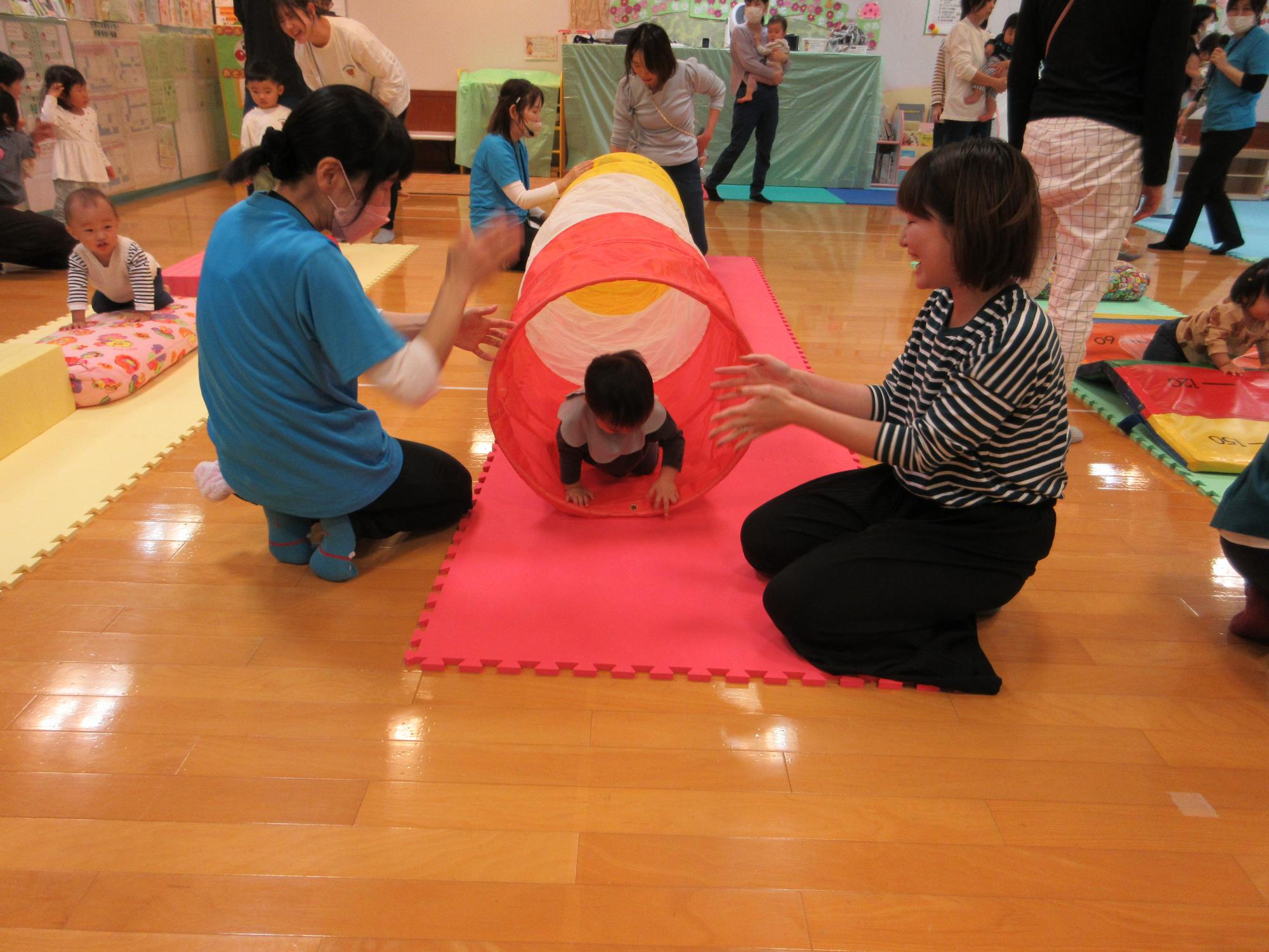 親子で運動会ごっこを楽しんでいる様子