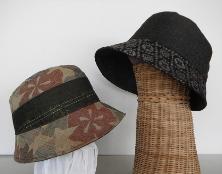 古布で作られた帽子が2つ飾られている写真