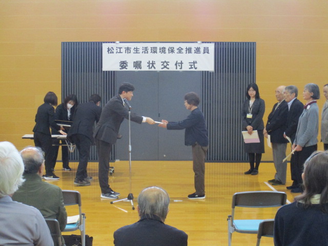 市長が推進員に委嘱状を交付している