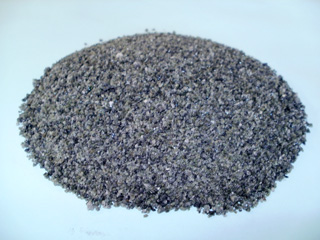 アスファルトやコンクリートなどに利用できる黒い人口砂「溶融スラグ」の写真