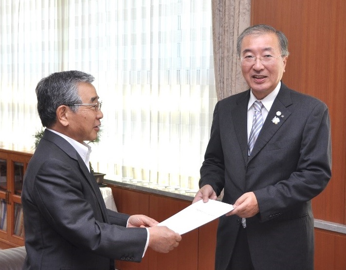 溝口島根県知事に要請書を手渡す松浦松江市長の笑顔の写真