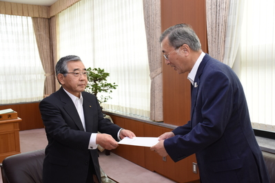 溝口善兵衛島根県知事から同意書を受け取る松浦正敬松江市長の写真