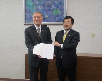 引継書を2人で持つ松浦市長と藤原副知事の写真