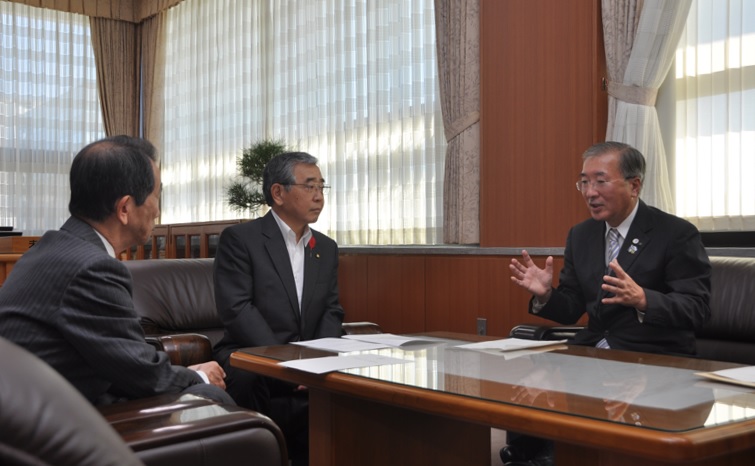 溝口島根県知事（中央）を囲んで懇談する松浦松江市長（右）と近藤安来市長（左）の写真