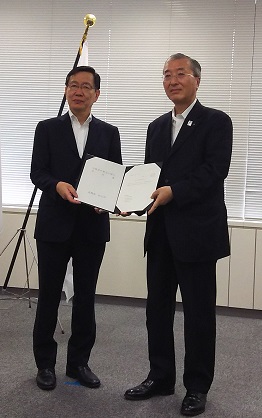 申出書両手で持った安田事務次官と松浦市長の写真