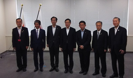 鳥取市長、八尾市長、福島市長、安田事務次官、明石市長、川口市長、松浦松江市長の集合写真