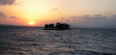 嫁ヶ島とオレンジ色に広がるサンセットの写真