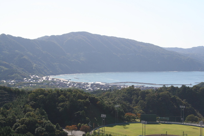 山々に囲まれた日本海と、街並みが広がっている風景写真
