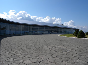 青空の下に広がる島根県立美術館外観写真