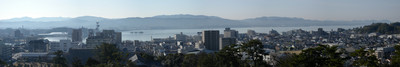 山並みを背景に、宍道湖や嫁ヶ島、街並みが広がっている風景写真