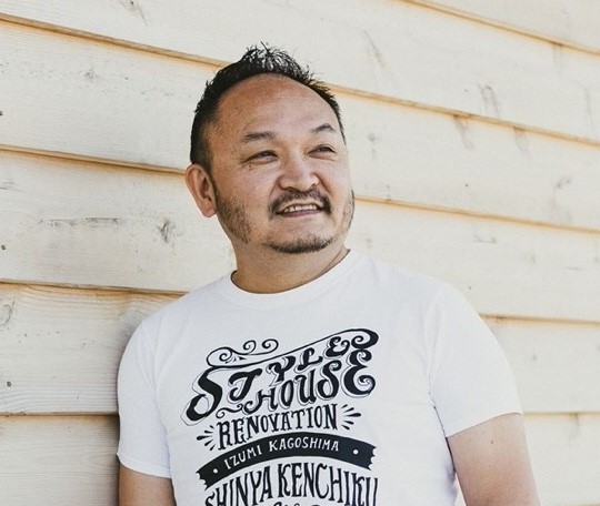 白いシャツを着た大島芳彦さんが遠くを見ている写真