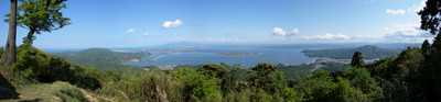 青空の下に大根島や日本海が広がっている風景写真