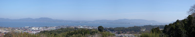 北山山系を背景に、宍道湖と玉湯町の町並みが広がっている写真