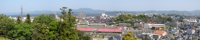 北山山系を背景に、街並みや宍道湖が広がっている風景写真