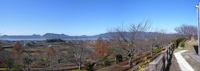 真っ青な空を背景に、中海と八束町の町並みが広がっている写真