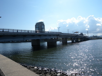 大きな綿雲を背景に、大橋川にかかる宍道湖大橋の写真