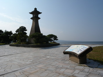 水辺を背景に、大きな燈籠と松の木がある松江白潟公園の写真