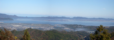 山々を背景に、中海と松江市街が広がっている風景写真