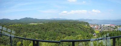 湖南山地を背景に、宍道湖や町並みが広がる風景写真