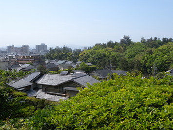 松江城背景に、北堀町の黒い瓦屋根が連なる町並みの風景写真