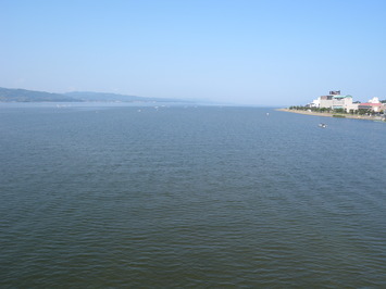 松江しんじ湖温泉や島根県立美術館を背景に、宍道湖が広がっている写真