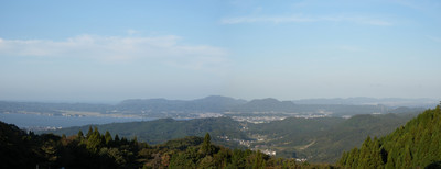 北山山系の山並みを背景に、宍道湖と松江市街の写真