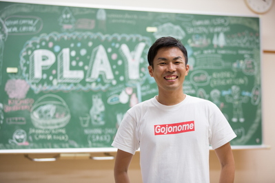 白いシャツを着た丑田俊輔さんが笑顔で写っている写真