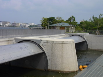 扉体の両端が円盤となっており、洪水流入による浸水被害を防ぐために設置された天神川水門の写真