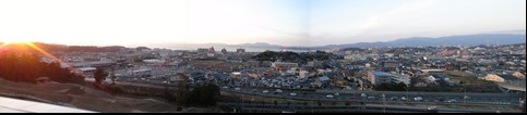 住宅が立ち並び、陽の光が差し込んでいる田和山史跡公園からの眺望写真