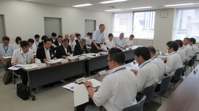 2列と1列が向かい合って設置された長机に関係者が座り、中央の男性が立ち発言を行っている中国地方整備局河川部要望会の様子の写真