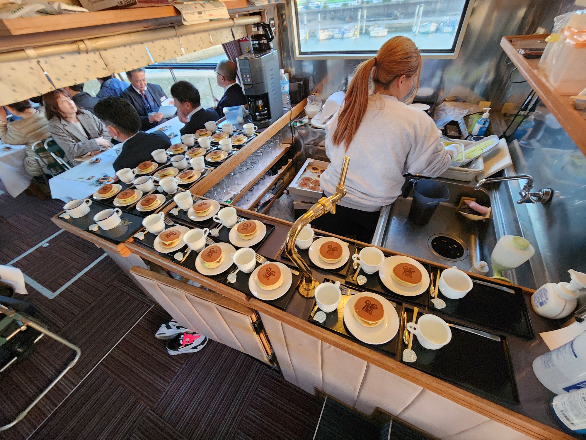 はくちょう号限定スイーツが並ぶ船内キッチン