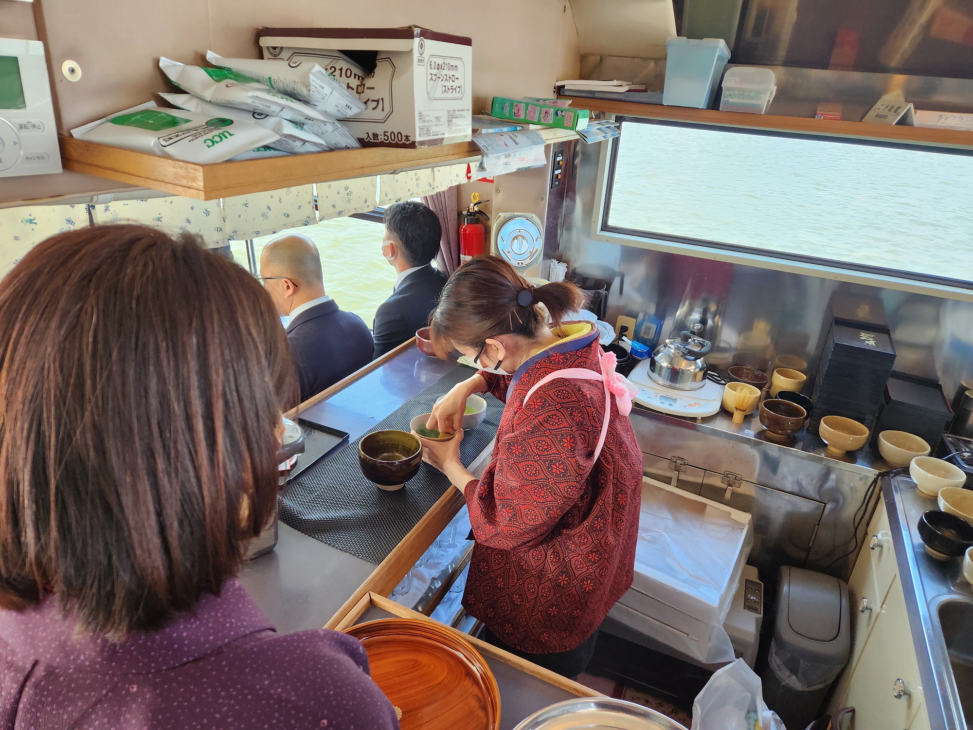 はくちょう号船内のおもてなし茶席の様子