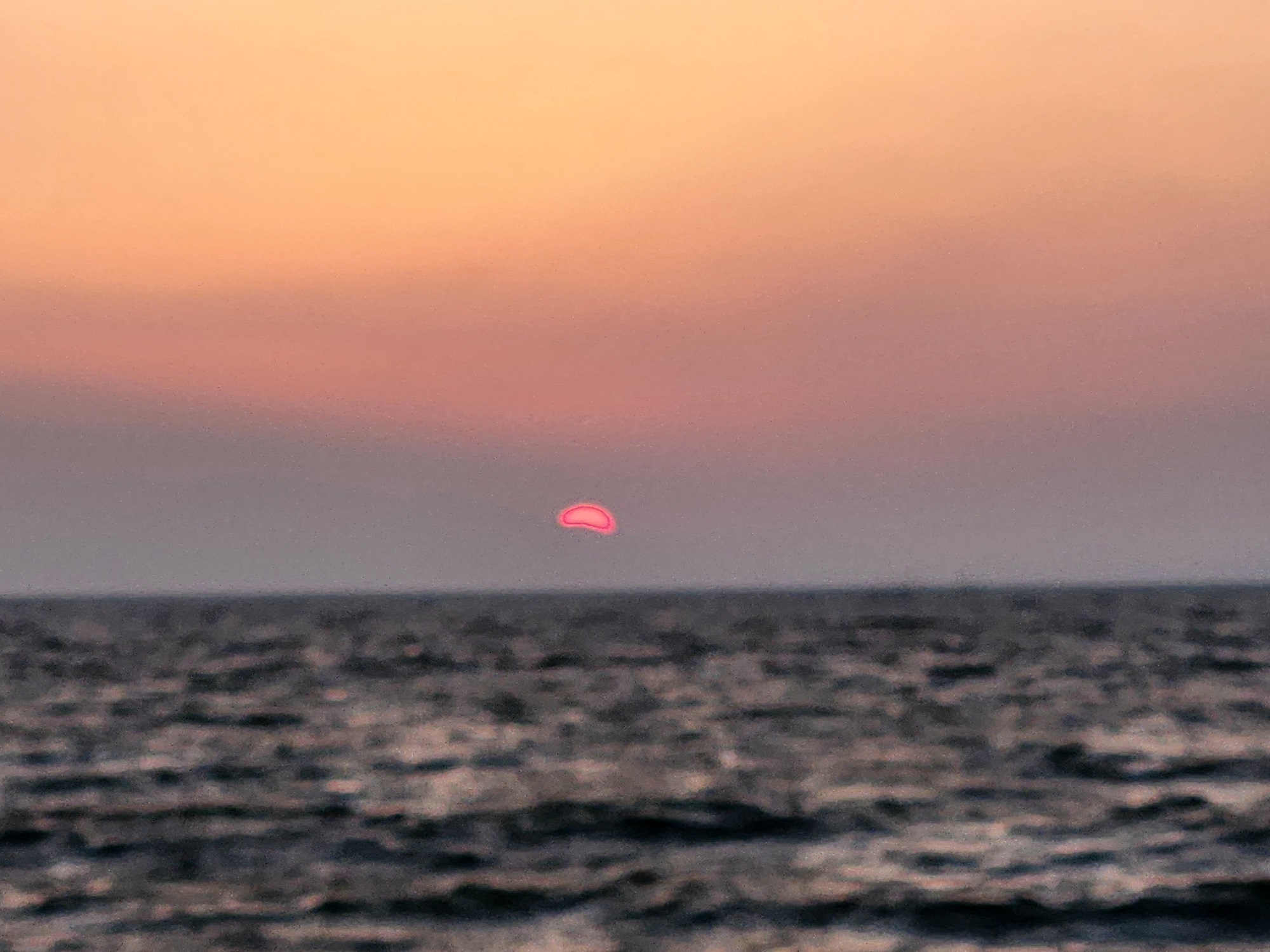 宍道湖の水平線と夕日の眺め